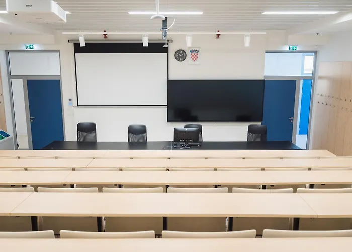 Akademis - Fit ホテル スプリト